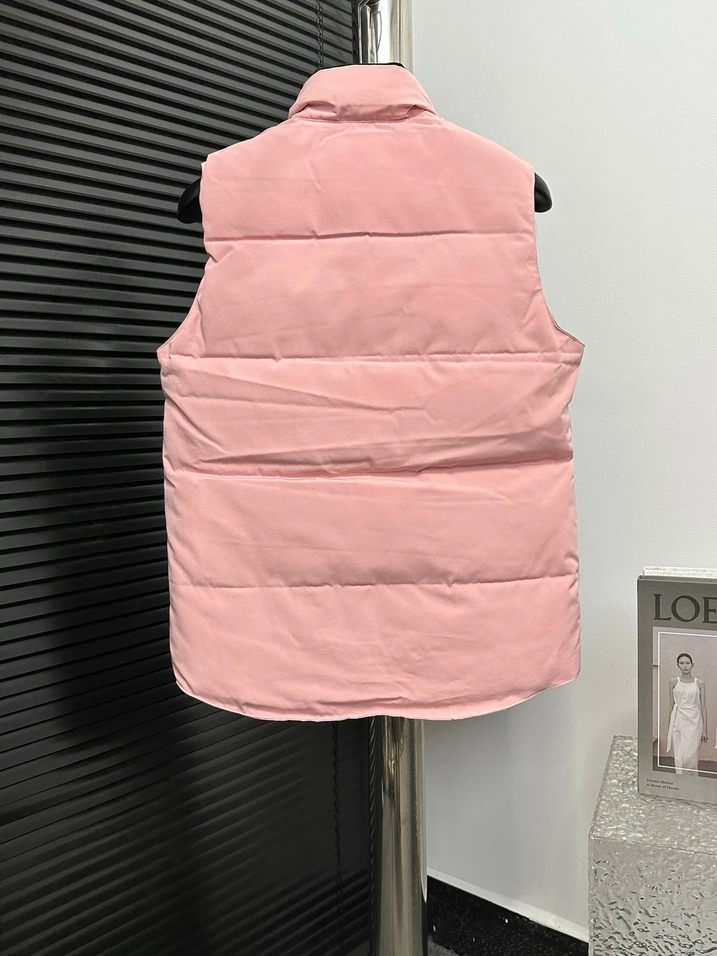 P360 [Canada Goose] Canada Goose #Freestyle Crew 4154M Men’s and Women’s Vest Down# ➖ Imported Behringer embroidery machine with customized 10,000-needle embroidery logo! ➖ Imported 21-count polyester-cotton blended original fabric, using Feather-Light 10D waterproof coating fabric, made of 84.5% polyester fiber and 15.5% cotton, 100% the best feel in the entire network! ➖ The genuine official website uses the national standard 80 white duck down, and will never be misled by false claims such as 90 down or goose down! ➖ 100% nylon nylon lining with double double-layer sealing design to prevent velvet from running away. Top-grade polar fleece is used in the collar and pockets to keep warm and comfortable! ➖ Yoshida YKK provides original custom-made electroplated sliders. YKK two-way lockable zippers are tight and smooth and will not peel off paint! ➖ 3M composite original Velcro is durable, and all accessories and hardware are disassembled and customized! ⛔No slander, no exaggeration, no need for too much copywriting, because it is focused, it is professional!  SIZE: XS S M L XL XXL